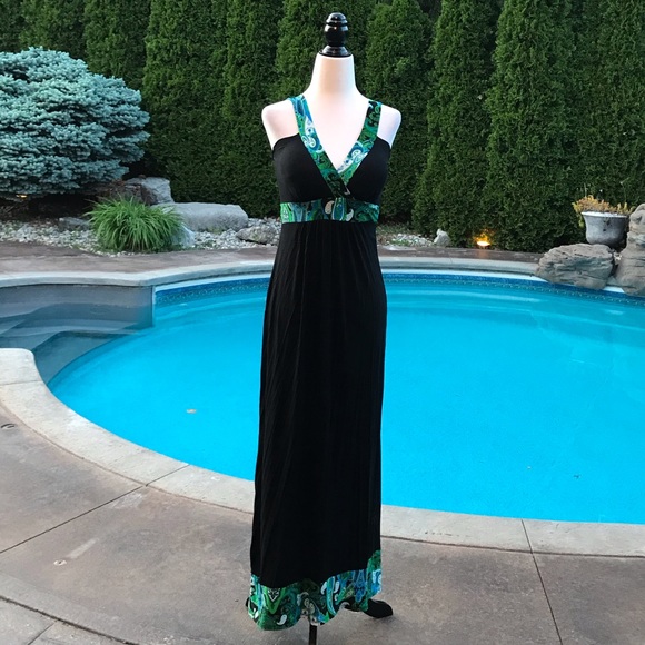 Flowy Maxi Dress with V-Halter Neckline - Picture 4 of 12